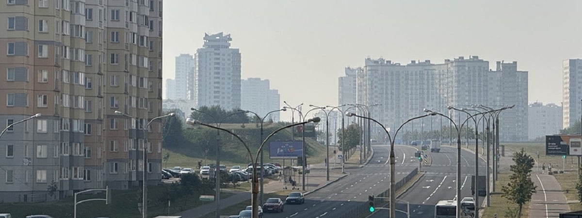 Минчане пожаловались на смог и запах дыма. Синоптики объяснили, что происходит — Видео