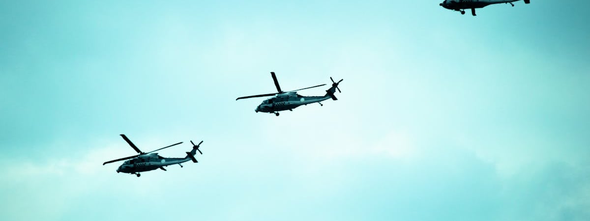 ВС Беларуси подняли в воздух вертолеты для «обороны» аэропорта Могилев. Что случилось? — Видео