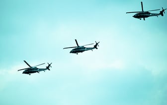 ВС Беларуси подняли в воздух вертолеты для «обороны» аэропорта Могилев. Что случилось? — Видео