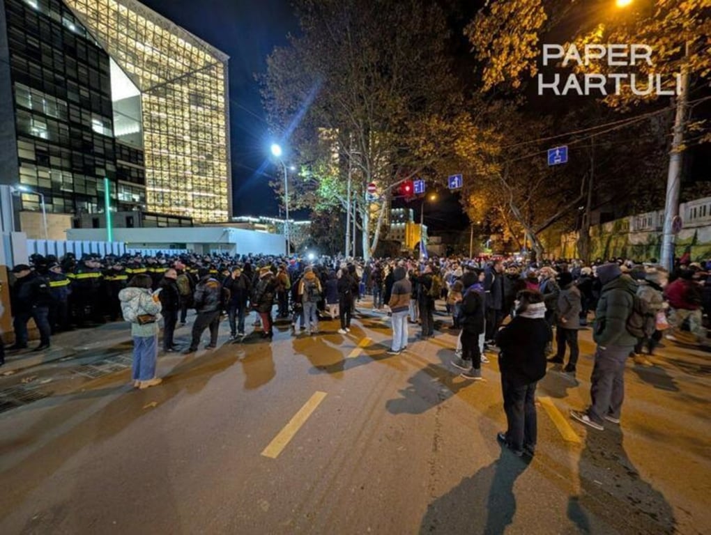 Акция протеста в Тбилиси вечером 28 ноября 2024 года. Фото: Paper Kartuli