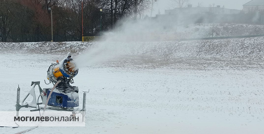 В Печерск пришла зима — там включили снежные пушки и готовят горку к выходным