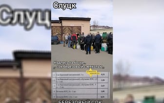 «С муравьями что ли?» — В Слуцке за «берёзовым соком с мякотью» выстроилась большая очередь. У комментаторов в TikTok возник вопрос — Видео