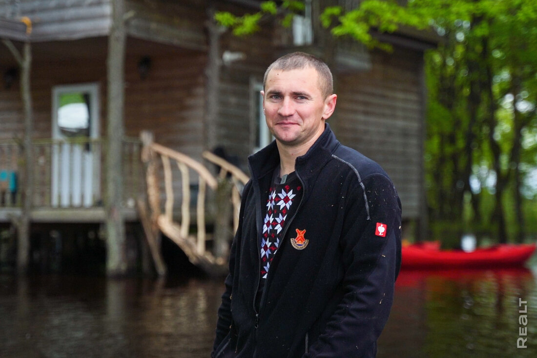 Бросил пить, ездил на Байкал в сланцах, восстанавливает дом деда. Удивительная история парня с Полесья