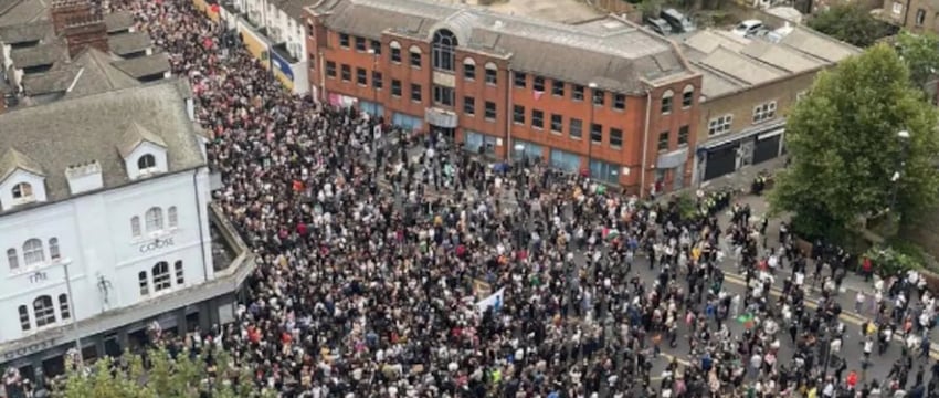 Почему в Великобритании проходят антирасистские протесты и массовые беспорядки?