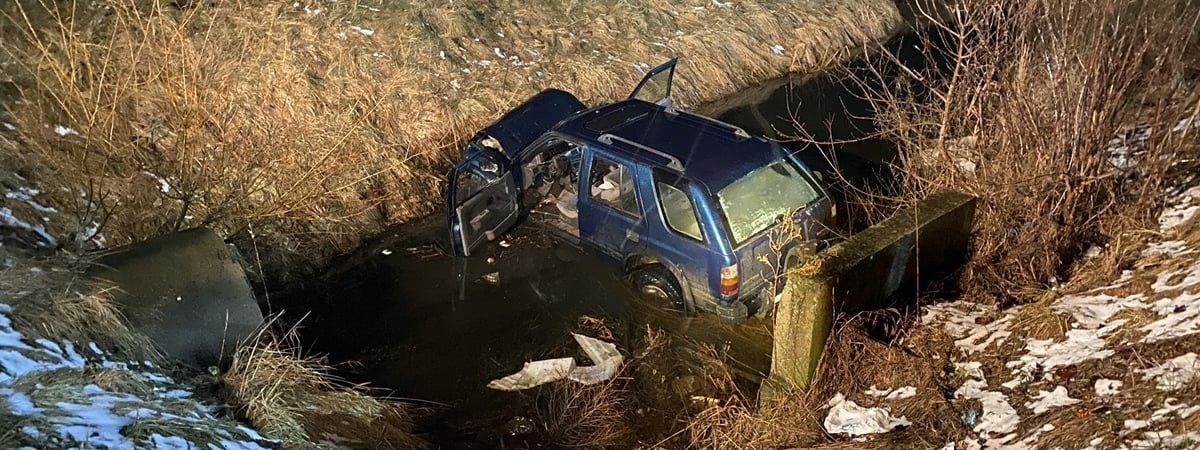 В Мостах водитель на полной скорости отправил внедорожник в канаву — Видео