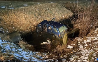 В Мостах водитель на полной скорости отправил внедорожник в канаву — Видео