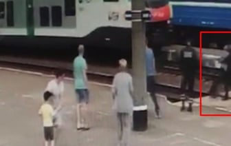 Невероятное спасение! В Ивацевичах милиционер достал прямо из-под колес поезда упавшего мужчину