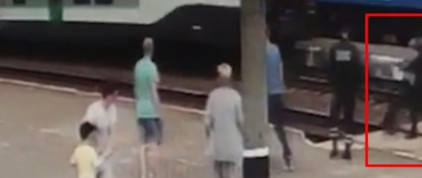 Невероятное спасение! В Ивацевичах милиционер достал прямо из-под колес поезда упавшего мужчину