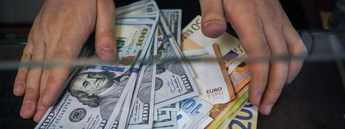 Доллар снова упал, а евро взобрался на 3-недельный максимум в Беларуси. Как укрепился российский рубль?