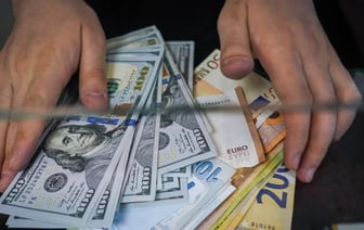 Доллар снова упал, а евро взобрался на 3-недельный максимум в Беларуси. Как укрепился российский рубль?