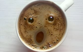 Зачем нагревать чашку перед тем, как налить кофе? Есть 2 причины — Полезно