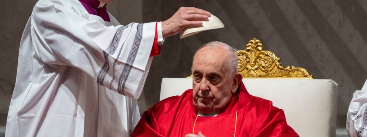 «Есть комната, где хранятся канделябры» — Папа Римский рассказал, где хочет, чтобы его похоронили