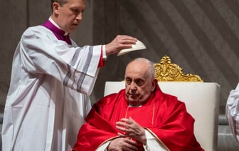 «Есть комната, где хранятся канделябры» — Папа Римский рассказал, где хочет, чтобы его похоронили