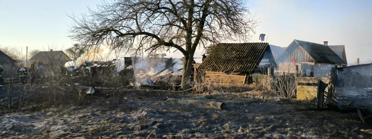 В Мостовском районе от сухой травы едва не сгорела деревня