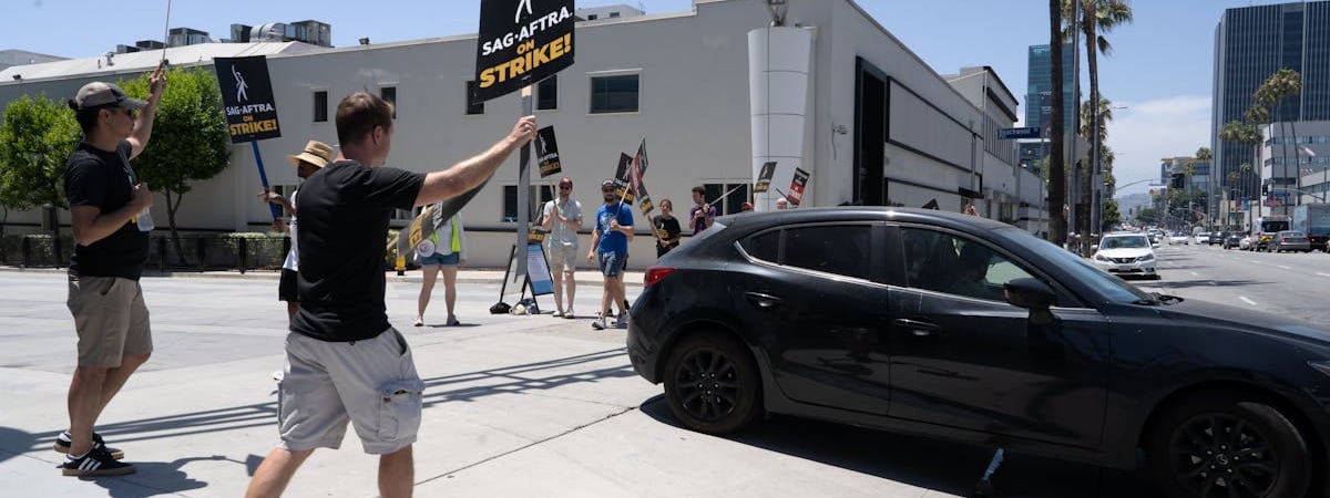 Забастовка остановила движение контейнеровозов в порту Гамбурга