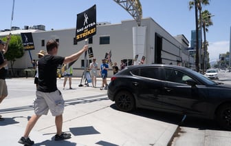 Забастовка остановила движение контейнеровозов в порту Гамбурга