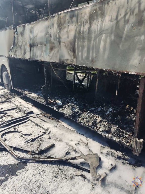 В МЧС показали видео горящего под Лунинцем автобуса и момент тушения пожара