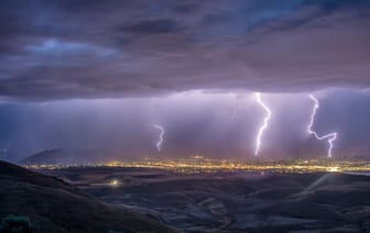 Поломаны деревья, скамейки, дорожные знаки. Фотографии с улиц Полоцка после грозы