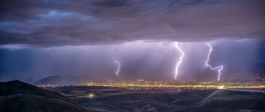 Поломаны деревья, скамейки, дорожные знаки. Фотографии с улиц Полоцка после грозы