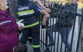 В Бресте мальчик напоролся ногой на металлический забор — видео