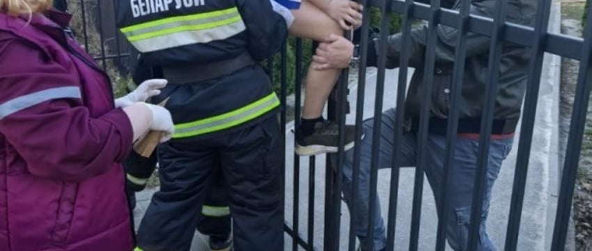 В Бресте мальчик напоролся ногой на металлический забор — видео