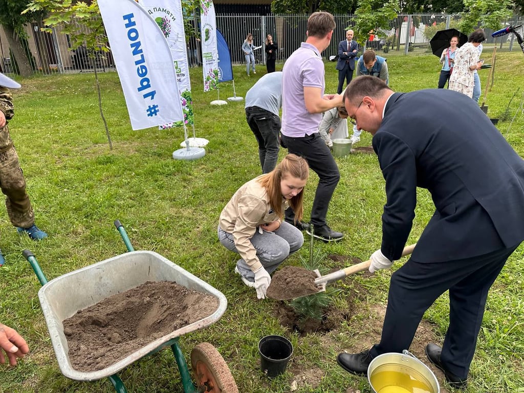 В Бресте заложили памятную аллею