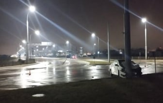 В Бресте на Варшавском шоссе водитель врезался в столб
