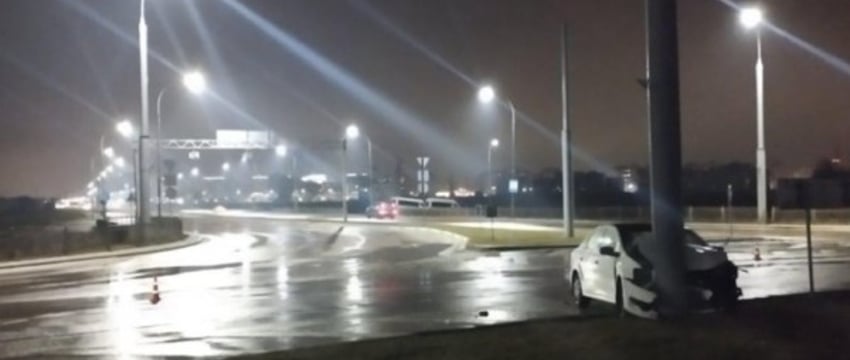 В Бресте на Варшавском шоссе водитель врезался в столб