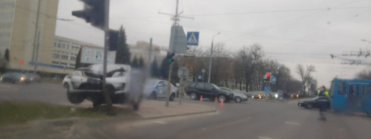 Машина врезалась в столб — серьезная авария в Гродно