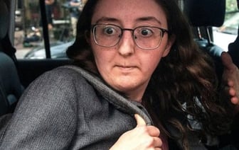 Она обманула людей на миллиарды долларов, но получила всего два года тюрьмы