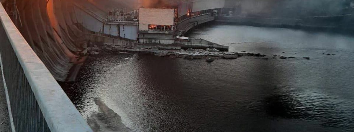 Пожар на крупнейшей ГЭС и сгоревший автобус — Россия обстреляла объекты критической инфраструктуры Украины — Видео