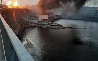 Пожар на крупнейшей ГЭС и сгоревший автобус — Россия обстреляла объекты критической инфраструктуры Украины — Видео