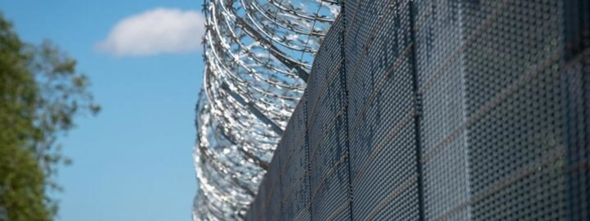 Мигранты меняют тактику. Последние три дня они начали штурмовать беларусско-латвийскую границу