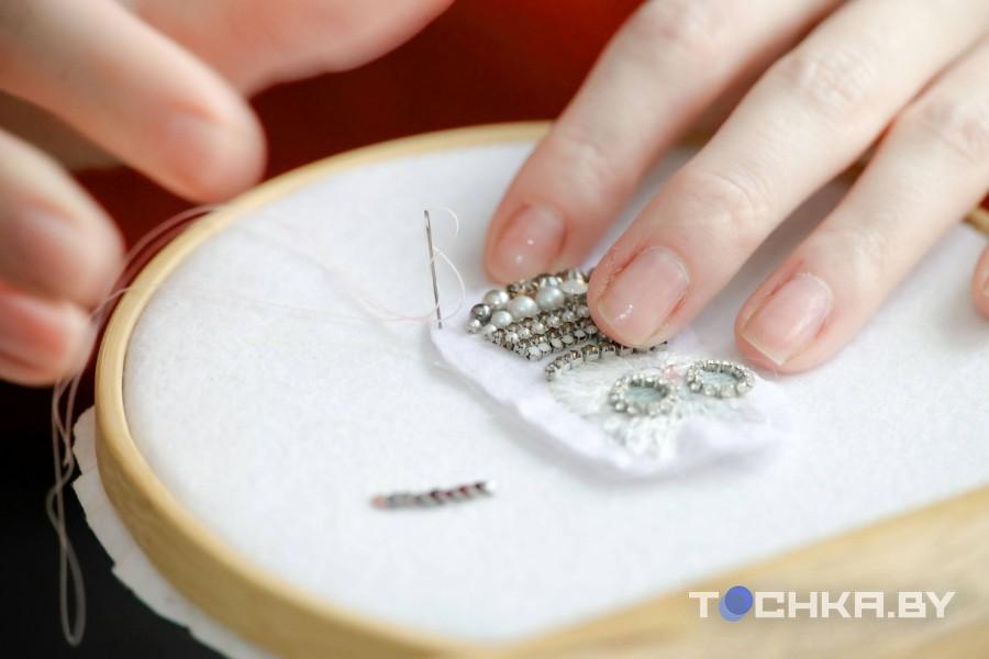 Создает броши и борется с раком: белоруска развивает бизнес на ювелирной вышивке