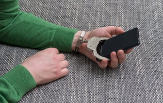 Уклонившийся от призыва брестчанин обменял телефон на другой и получил срок. Как так?