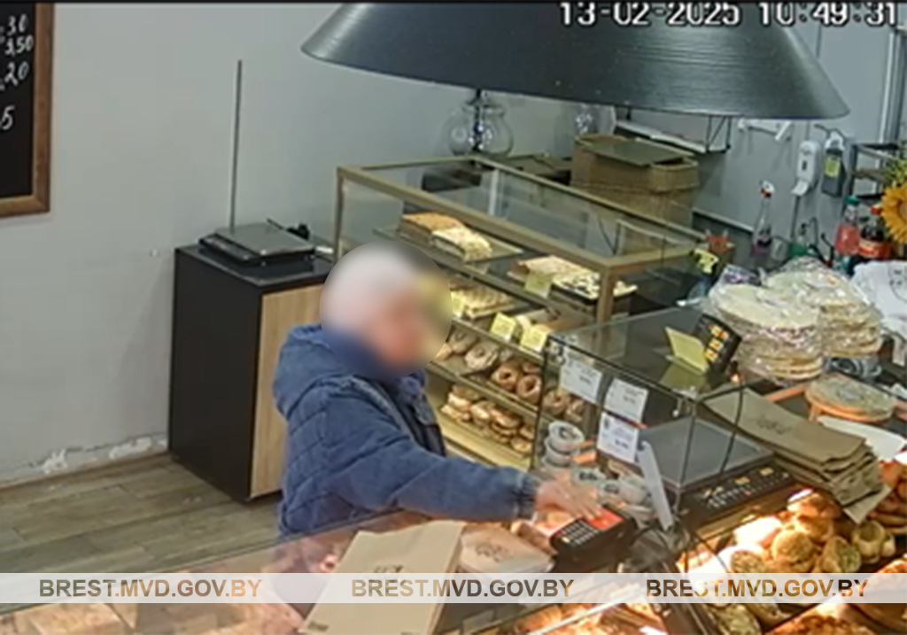 Найденной картой брестчанка неделю рассчитывалась за покупки