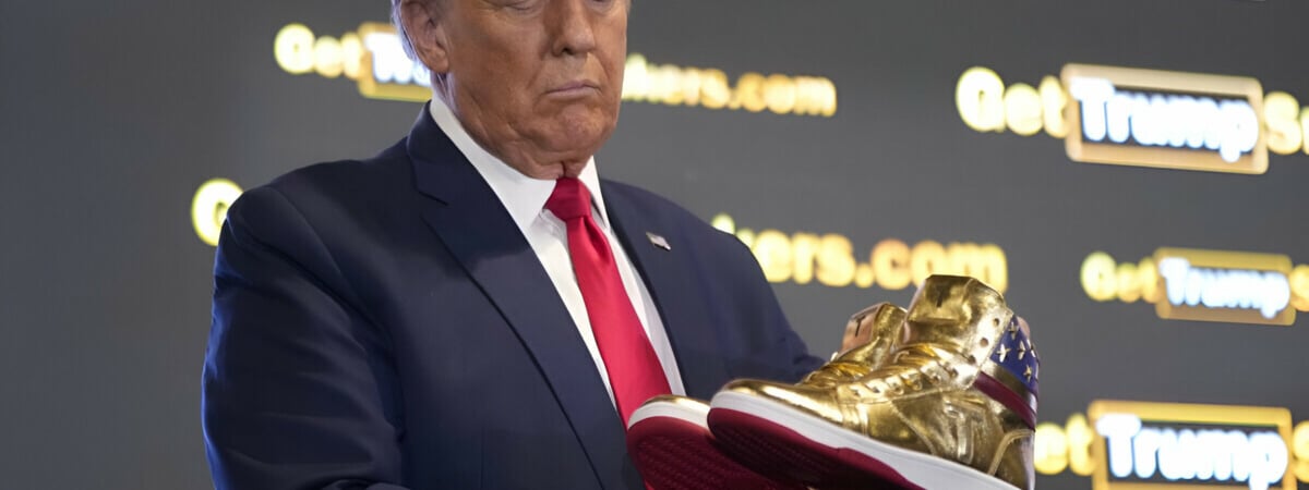 Трамп выпустил кроссовки «для настоящих патриотов» за 399 долларов — Фото