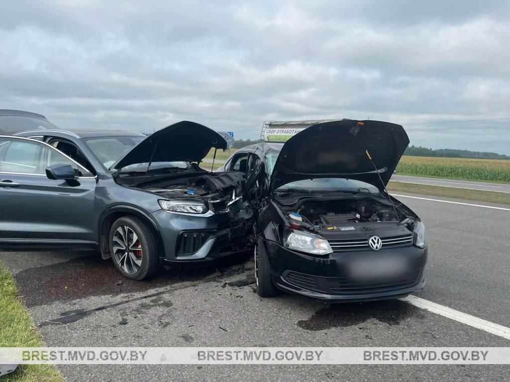 В Брестской области Volkswagen выехал на «встречку» и врезался в Geely