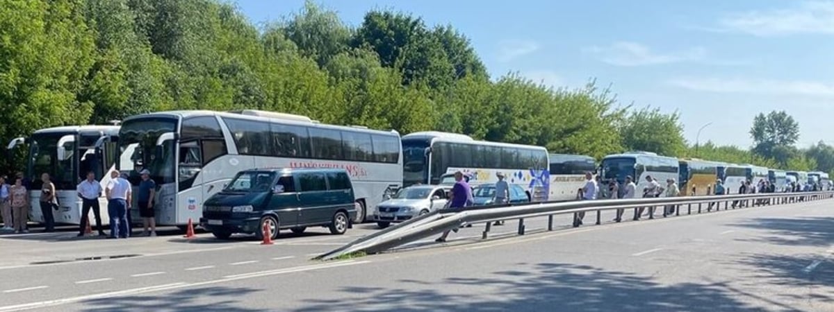 На границе люди ходят хмуро. Как выезд из Беларуси превратился в головную боль