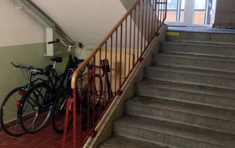 Грозит штраф. Белорусам напомнили о том, что подъезд — не место для хранения санок