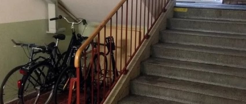 Грозит штраф. Белорусам напомнили о том, что подъезд — не место для хранения санок