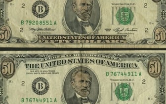 Кто-то выбросил книгу с долларами. Мужчина подобрал, но пожалел об этом