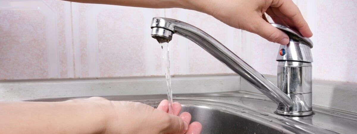 Минчанка пожаловалась на недостаточно горячую воду в квартире — чиновники признали виновными соседей