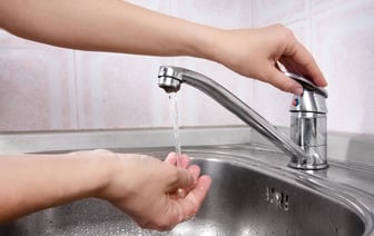 Минчанка пожаловалась на недостаточно горячую воду в квартире — чиновники признали виновными соседей