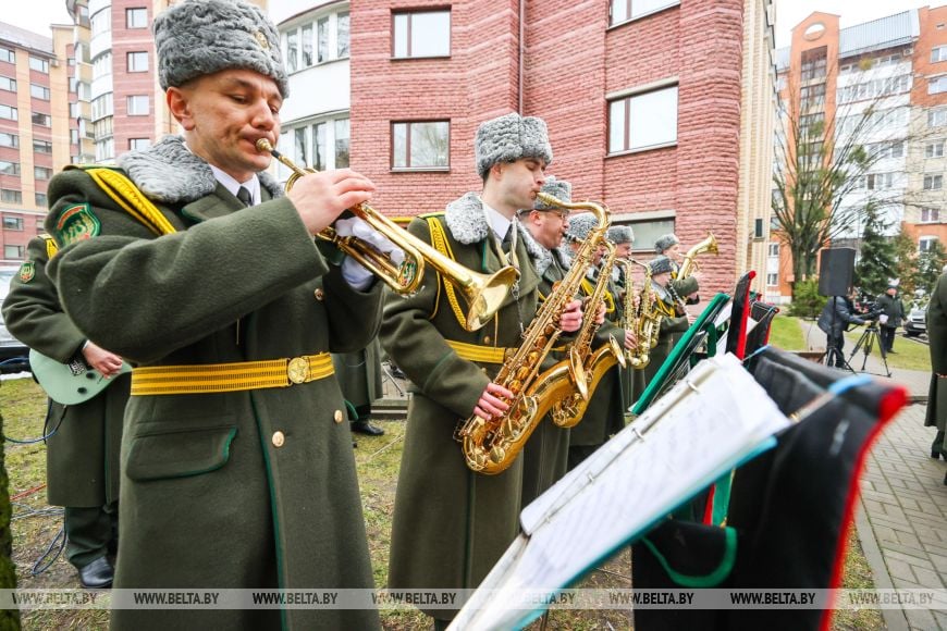 Брестские пограничники с оркестром поздравили ветерана с 98-летием