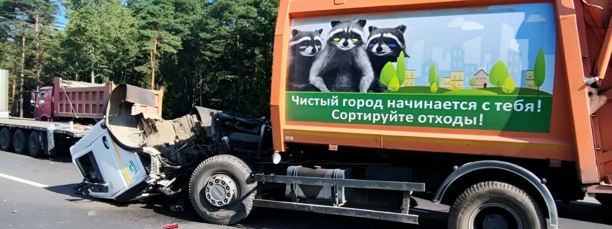 В столице у мусоровоза оторвалась кабина. Из-за пробки общественный транспорт стал опаздывать на 35 минут — Видео