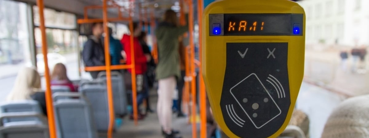 «Без приложений» — Минчанам пообещали оплату банковскими картами в наземном транспорте. Когда?