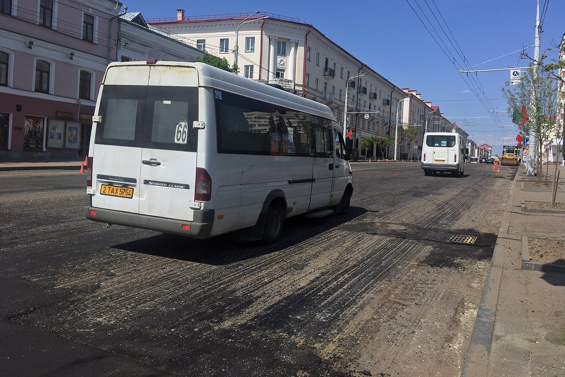 Ремонт улицы Ленина в Витебске не успели завершить к концу апреля. Фото Сергея Серебро