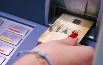 Один из белорусских банков запретил снимать больше 2099 рублей с иностранных карт