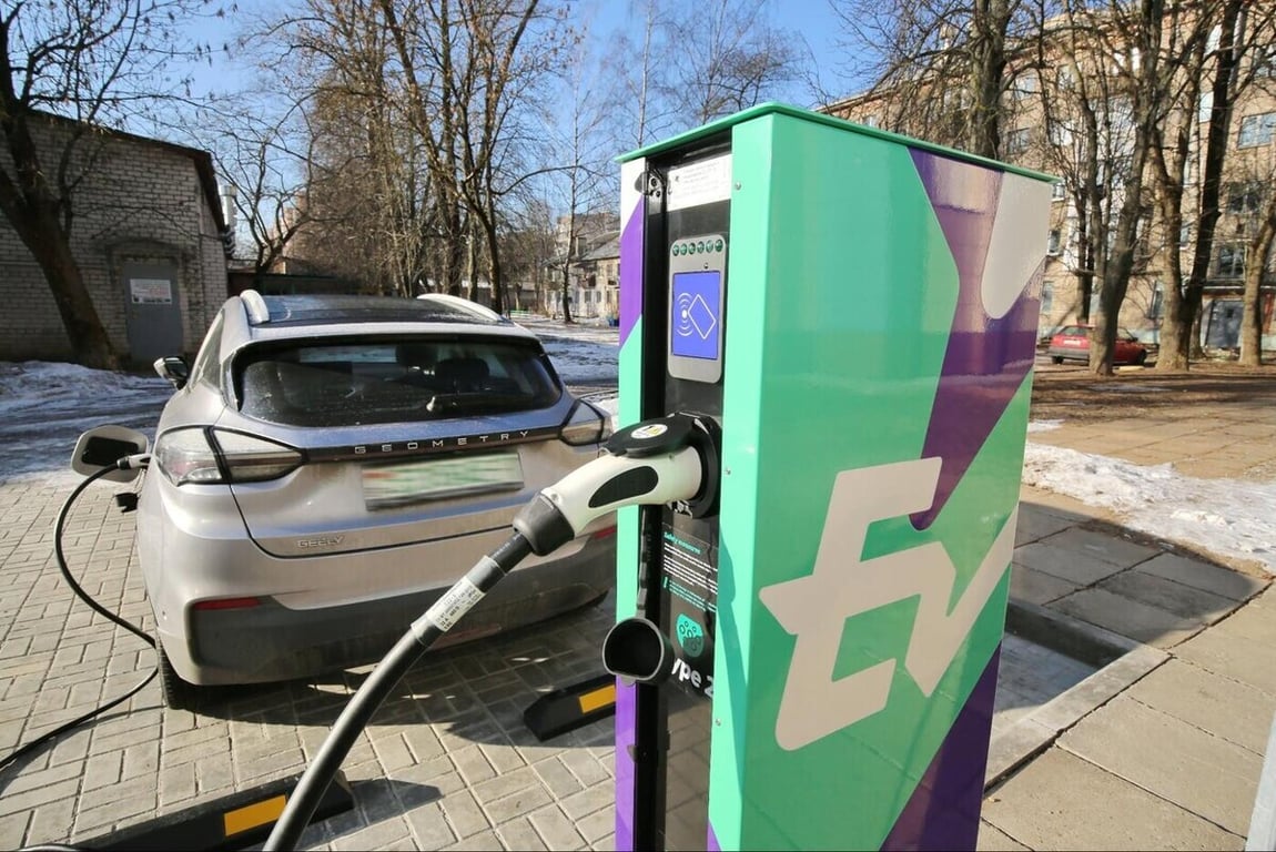 Житель Бреста организовал у дома самодельную «зарядную станцию» для электрокара